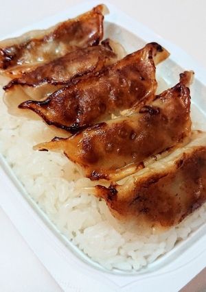 パックご飯で作る「全部乗せ冷凍餃子ご飯」-レシピのメイン写真