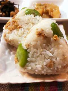 冷凍空豆と味付いなりのおにぎり♪-レシピのメイン写真