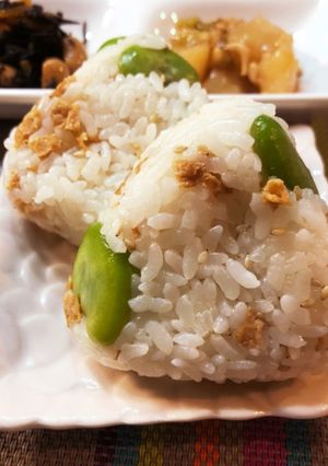 冷凍空豆と味付いなりのおにぎり♪-レシピのメイン写真