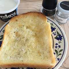 無塩バターとトリュフ塩でトースト-レシピのメイン写真