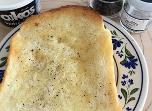 無塩バターとトリュフ塩でトースト-レシピのメイン写真