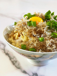 簡単しらすのマヨソテー丼。卵黄乗せ-レシピのメイン写真