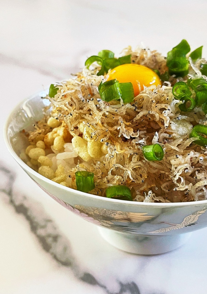 簡単しらすのマヨソテー丼。卵黄乗せ-レシピのメイン写真