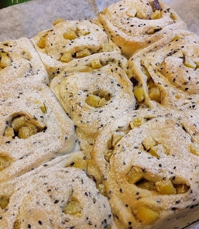 手ごねでサツマイモと黒ごまのちぎりパン by がじゅう0920