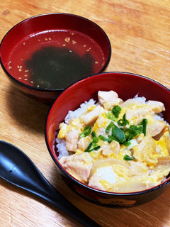 だし香る鶏胸肉の親子丼とワカメスープ-レシピのメイン写真