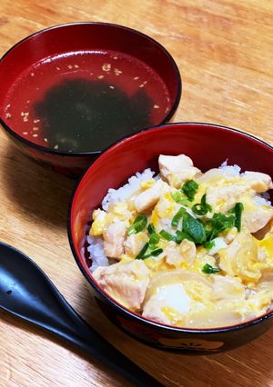 だし香る鶏胸肉の親子丼とワカメスープ-レシピのメイン写真
