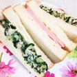 キュウリを味わうサンドイッチ