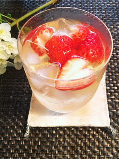 ハイボールにいちご☆入れただけ♡美味し〜-レシピのメイン写真