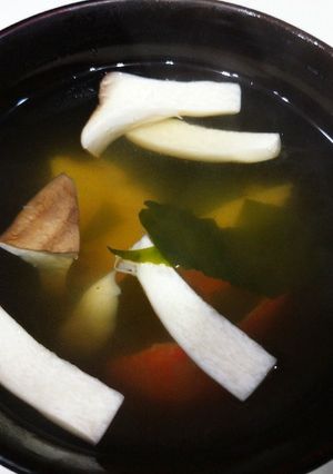 カニかま、エリンギ、ワカメのお吸い物-レシピのメイン写真