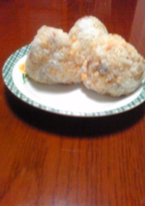 揚げ玉と梅干のおにぎり-レシピのメイン写真