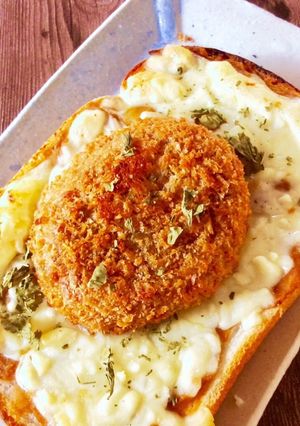 コロッケがのったチーズカレートースト-レシピのメイン写真