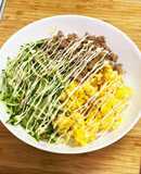 ひき肉と卵ときゅうりで三色丼