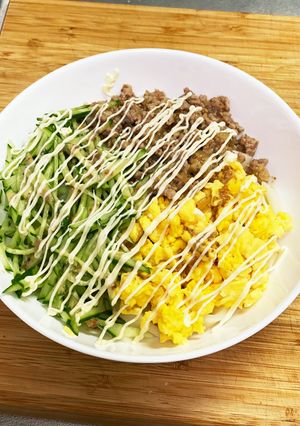 ひき肉と卵ときゅうりで三色丼-レシピのメイン写真