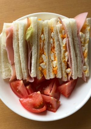 卵、ハム、レタスで作るサンドイッチ-レシピのメイン写真