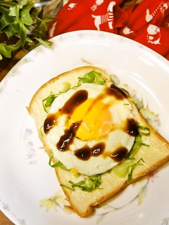 簡単!あのソースで旨さUP目玉焼きサンド-レシピのメイン写真