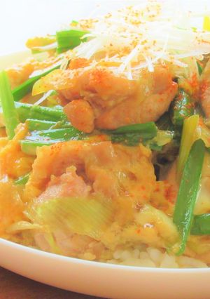ガッツリ飯！鶏もも肉とニラの卵とじ丼-レシピのメイン写真