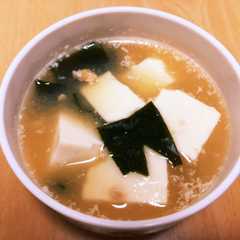 รูปของ 納豆と豆腐とワカメのお味噌汁