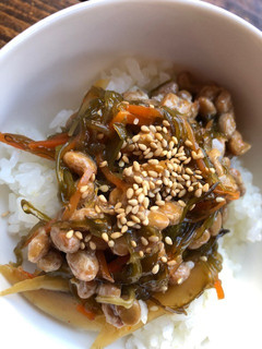 納豆ときんぴらめかぶのご飯-レシピのメイン写真
