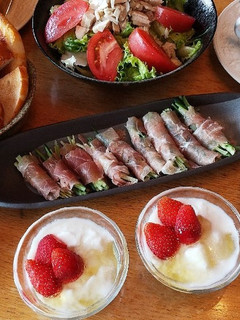 朝ごはん!イチゴと蜂蜜のヨーグルト-レシピのメイン写真