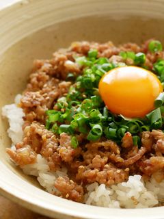 ~豚ひき肉~甘辛お味噌のそぼろ丼-レシピのメイン写真