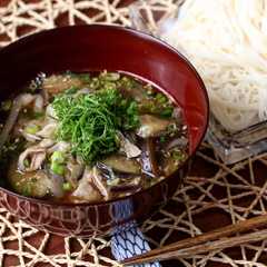 A picture of ナスと豚肉のあったかつけそうめん.