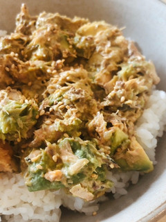 サバの水煮缶とアボカドのコチュマヨ丼-レシピのメイン写真