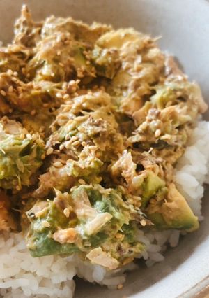 サバの水煮缶とアボカドのコチュマヨ丼-レシピのメイン写真