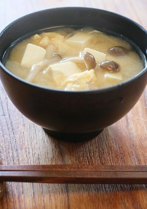 身体嬉しい！ぶなしめじの具だくさん味噌汁-レシピのメイン写真