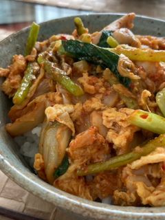 スタミナUP!鶏肉とキムチの卵炒め丼-レシピのメイン写真