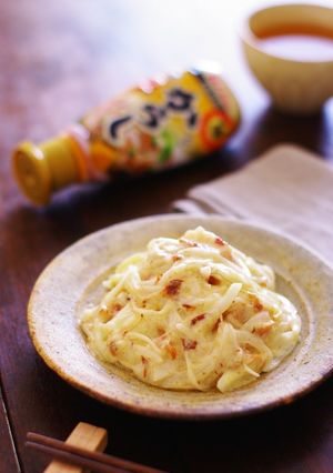 簡単♪新玉ねぎのからしマヨおかか醬油和え-レシピのメイン写真