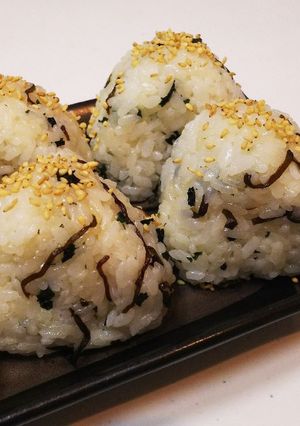 塩昆布とわかめのおにぎり-レシピのメイン写真