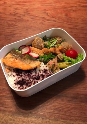 お弁当・・・75鮭のムニエル弁当-レシピのメイン写真
