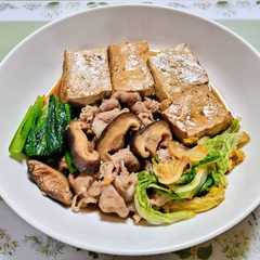 A picture of 簡単夕飯主菜無水豚肉白菜小松菜すき焼き風煮肉豆腐.