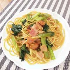 รูปของ 小松菜とベーコンのバターしょう油パスタ