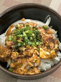 簡単・新玉ねぎとサバ缶の丼-レシピのメイン写真