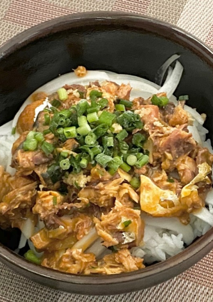簡単・新玉ねぎとサバ缶の丼-レシピのメイン写真