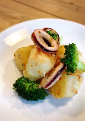じゃがいもとイカのにんにくバター炒め-レシピのメイン写真