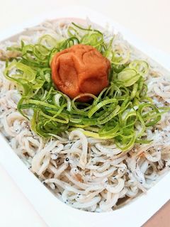 パックご飯で作る「さっぱり梅しらすご飯」-レシピのメイン写真