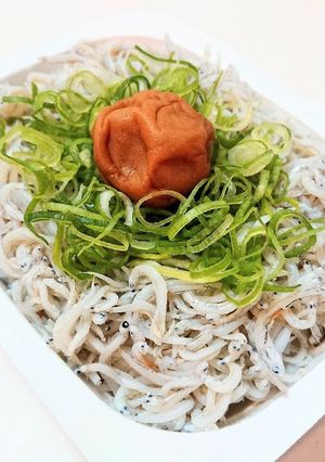 パックご飯で作る「さっぱり梅しらすご飯」-レシピのメイン写真