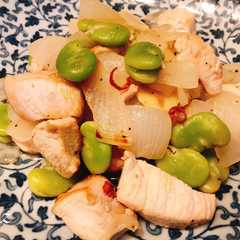 รูปของ そら豆と新玉ねぎの蒸し鶏風