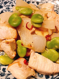そら豆と新玉ねぎの蒸し鶏風-レシピのメイン写真