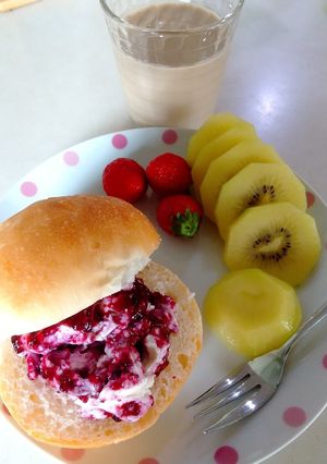 パンにクリームチーズ&ジャム-レシピのメイン写真