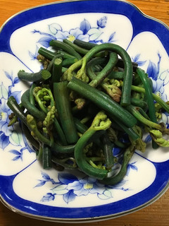 ワラビを美しく食卓に-レシピのメイン写真