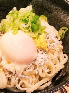 温玉としらすのぶっ掛けうどん-レシピのメイン写真