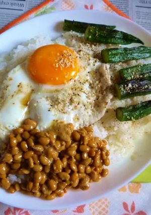 オクラ＆納豆＋目玉焼きのカフェ丼-レシピのメイン写真