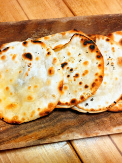 餃子の皮でアンチョビとチーズを挟むだけ-レシピのメイン写真