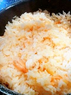 酒のつまみ用鮭ハラスで炊き込みご飯-レシピのメイン写真