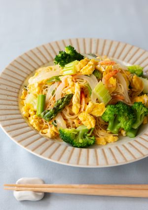 ワンパンで!新玉ねぎとセロリの焼ビーフン-レシピのメイン写真