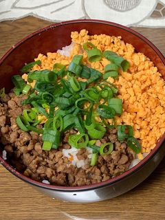 大豆ミートの肉味噌と炒り卵の丼-レシピのメイン写真
