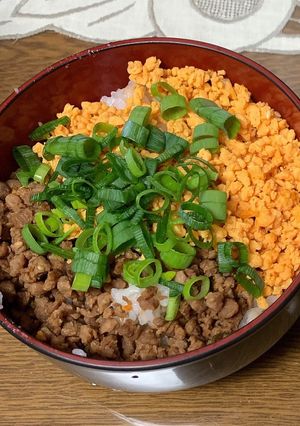 大豆ミートの肉味噌と炒り卵の丼-レシピのメイン写真